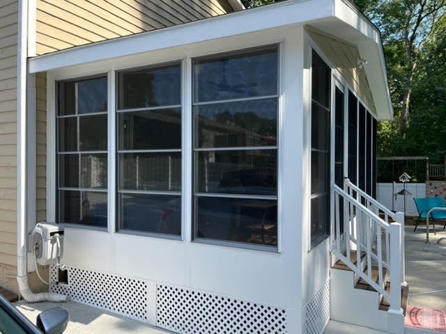 White 4 panel with posts and no center bars 3